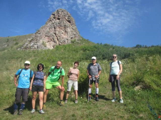 Účastníci pred skalným bralom 'Golem'