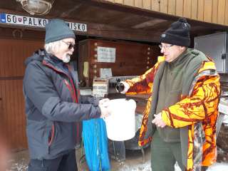 Chlapi zobrali nápis na Kláštorisku 'Nepi už len vodu, ale kvôli žalúdku a chorobám užívaj aj trocha vína' s vtipom a posvojom