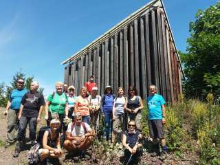 Účastníci túry pred originálnou drevenou kaplnkou