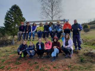 Spoločná fotka pri lavičke obrov