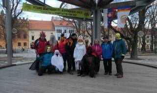 Masky na karnevalový sprievod nasadené