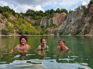 Kúpanie v lome Beňatina