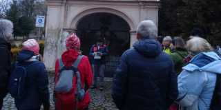 Vedúci číta posolstvo splnu Mesiaca