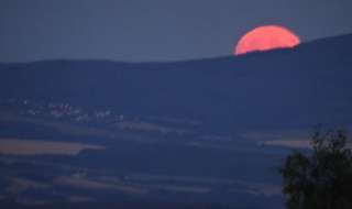 Východ Mesiaca nad Slanským pohorím