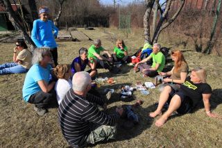 Partia si užíva a odpočíva na záhrade