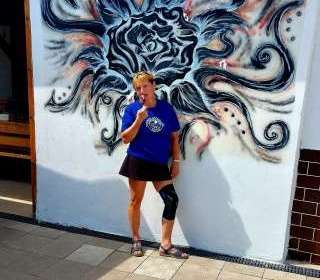 Naša predsedkyňa má pekné tričko a chutný nanuk