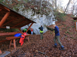 Ešte posledná póza a pokračujeme smer Vysoký vrch miestnou červeno-bielou značkou