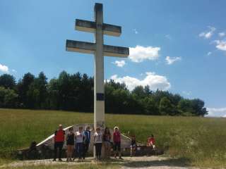 Účastníci pri 10 m vysokom Slovenskom dvojkríži