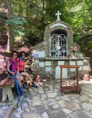 Posedenie pri murovanej kaplnke