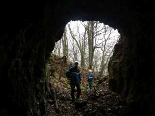 Pred zavretým vchodom do jaskyne Milada