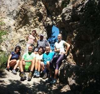 Účastníci pred oknom v skalnom brale Sokolia skala