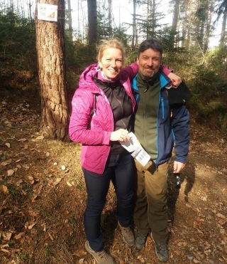 Radosť manželského páru z nájdeného kontrolného stanovišťa