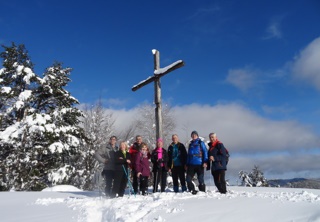 Niektorí z nás vyšlapali ku krížu nad kopcom
