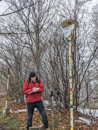 Zápis do knihy na rázcestníku