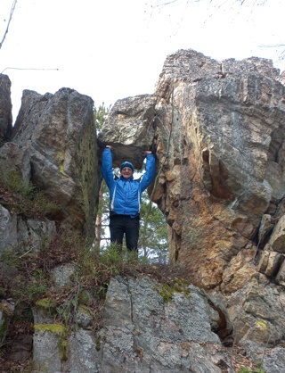 Skalný preklad nad bránou je nutné udržať nad hlavou