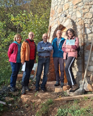 Peter a my pred vchodom do svojej veže