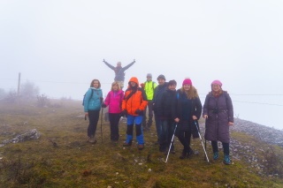 Kráľovná vládne všetkým