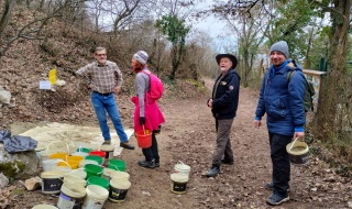 Zbehli sme dole po vedierka