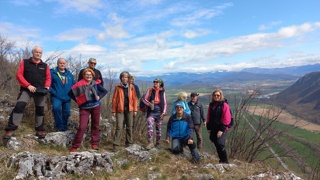 Účastníci túry na skalnej vyhliadke