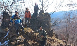 Štvorica účastníkov medzi skalnými vežičkami