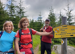 Pri rázcestníku na náučný chodník k Rakytovským plieskam