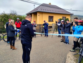 Pani starostka strihá pásku novej cyklotrasy