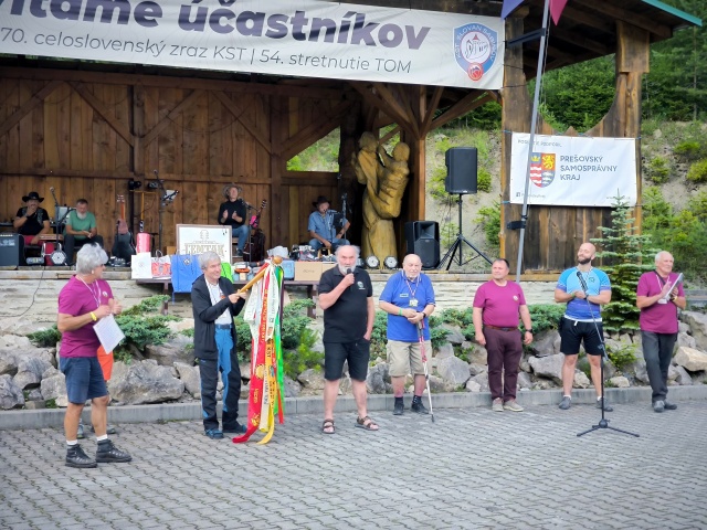 Predseda sekcie PT Miroslav Svitek drží štefetu zrazov