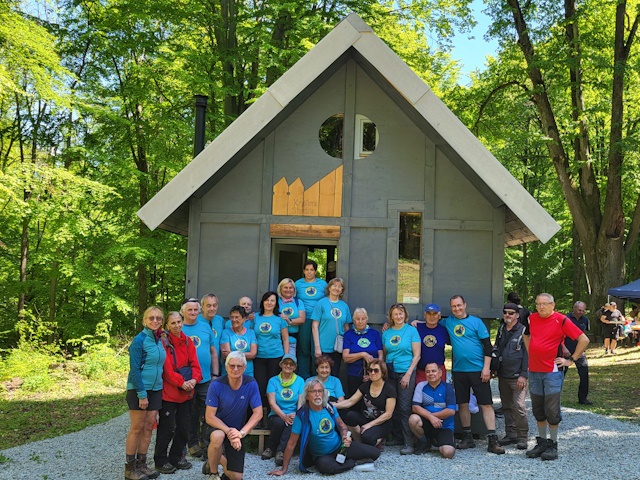 Našinci pred našou útulňou