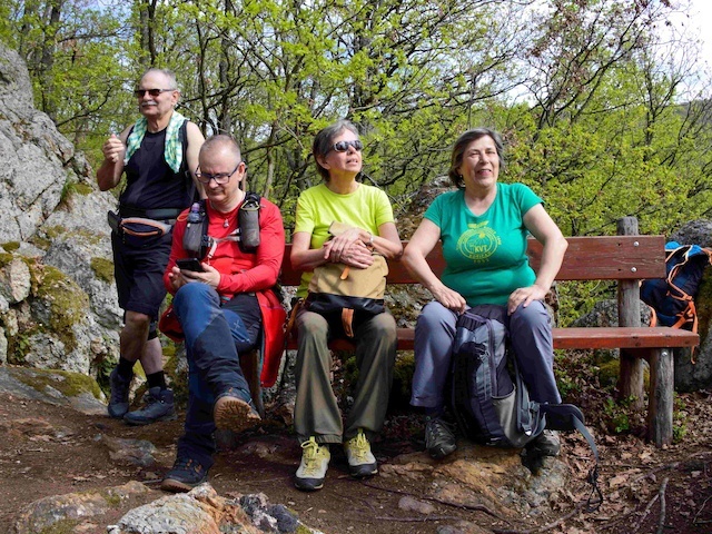 Oddych na lavičke počas výstupu