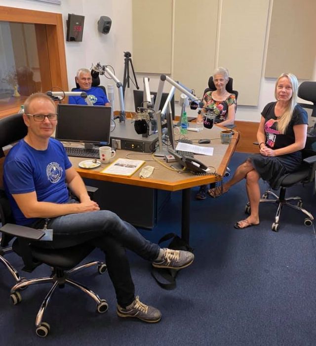 Turisti s moderátorkou v štúdiu Rádio Regina Východ
