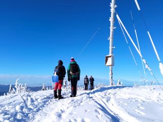 Turisti so štábom v závetrí pod Kojšovskou hoľou